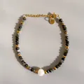 Détail du bracelet en perles de pierre naturelle avec perle d'eau douce et fermoir doré - Style perle en pierre facettée gris foncé (Bracelet 33)