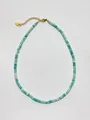 Detail van blauwe kralenketting met gouden karabijnsluiting en klein hartvormig hangertje - Ketting / 38+5cm / Cyaan Blauw