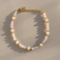 Détail d'un bracelet perlé fait main avec cristaux roses et fermoir mousqueton doré - Quartz rose et perle blanche (Bracelet I) / 17+3cm
