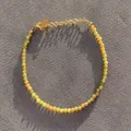 Vue détaillée des perles de pierre naturelle et du fermoir mousqueton doré ajustable - Style de perles facettées jaune vert orange / Taille unique / 17+3cm / Couleurs Bonbon Dopamine