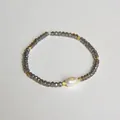 Détail du bracelet en perles avec cristaux gris facettés et perle baroque centrale - Style perle cristal gris foncé (Style 1B)