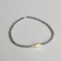 Détail de perle baroque avec perles en cristal gris et accents dorés sur le bracelet - Style perle cristal gris clair (Style 1E)