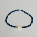 Bracelet en cristaux facettés bleu foncé avec perle baroque et perles dorées hexagonales - Style perle bleu foncé facettée (Style 1D)