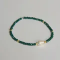 Détail macro d'une perle d'eau douce naturelle et bracelet de perles en cristal facetté vert - Style perle vert foncé facettée (Style 1C)