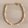 Détail d'un bracelet en perles de pierre naturelle avec perles et fermoir doré - Pierre naturelle orange-rose et perle d'eau douce naturelle (Bracelet E) / 17+3cm