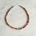 Detail der bunten böhmischen Naturstein-Halskette mit silbernem Karabinerverschluss - Französische Boho-Halskette mit orangefarbenen bunten Perlen