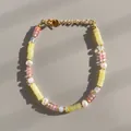 Détail macro du bracelet perlé bohème avec pierres naturelles et perles d'eau douce - Perle cylindrique minérale colorée et perle d'eau douce naturelle (Bracelet G) / 17+3cm