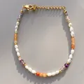 Détail de perles baroques et pierres naturelles facettées sur une chaîne dorée vintage - Style Perle d'Eau Douce Violet-Orange (T)