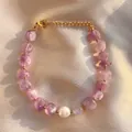 Détail d'un bracelet en perles et améthyste avec fermoir mousqueton doré réglable et chic - Style perle en pierre irrégulière violette (Bracelet 23)