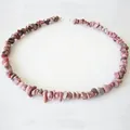 Gros plan détaillé du collier de pierres roses naturelles avec fermoir mousqueton - Éclats en Dégradé Rose (Style F) / Acier