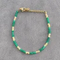 Détail d'un bracelet en perles colorées avec fermoir mousqueton doré et chaîne d'extension - Style de perles facettées vert jaune / Taille unique / 17+3cm / Jaune-vert
