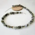Détail du collier en pierres irrégulières avec fermoir mousqueton et chaîne d'extension - Éclats de Labradorite Gris Vert (Style I) / Acier