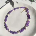 Gros plan d'un collier bohème avec éclats d'améthyste violette et perles baroques sur plat - Ras du cou en améthyste concassée et perles d'eau douce