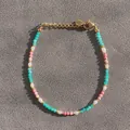 Gros plan du bracelet en perles multicolores avec petites perles et fermoir doré réglable - Petites pierres naturelles roses et cyan (Bracelet Bb) / 17+3cm