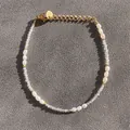 Détail du bracelet en perles d'eau douce baroques et cristal avec fermoir doré chic - Perle de riz blanche et pierre facettée transparente (Bracelet Cc) / 17+3cm
