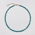 Detailopname van blauwe apatiet kralenketting met gouden hartbedel en verlengketting - 38+5cm / Fosforgrijs