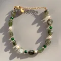 Vue détaillée de pierres naturelles vertes et perles d'eau douce sur un bracelet doré - Pierre texture rutilée verte (Bracelet M) / 17+3cm