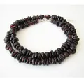 Détail du collier en éclats de grenat avec fermoir mousqueton argenté et chaîne d'extension - Éclats de Grenat Rouge Vin (Style K) / Acier