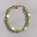 Détail du bracelet en pierres vert olive et perles avec fermoir doré poli - Pierre naturelle vert clair et perle d'eau douce naturelle (Bracelet N) / 17+3cm