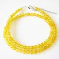 Close-up van handgemaakte gele natuursteen kralen choker met verstelbare zilveren sluiting - Staalkleur