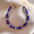 Detail van de armband met Klein blauwe glazen bloemen en natuurlijke zoetwaterparels - Blauwe vijfbladige bloem & Natuurlijke zoetwaterparel (Armband J) / 17+3cm
