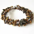 Détail macro des perles en œil de tigre naturel et du fermoir mousqueton argenté du bracelet - Éclats d'Oeil de Tigre Brun Jaune (Style M) / Acier
