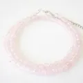 Dettaglio collana con perle di quarzo rosa con chiusura a moschettone in argento e catena - Rosa (Stile E) / Colore acciaio