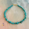 Détail du collier en éclats de turquoise avec fermoir mousqueton doré sur fond de plage - Éclats de Turquoise Bleu Vert (Style N) / Acier