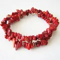 Détail de pierres rouges irrégulières avec un fermoir mousqueton argenté et chaînette - Éclats Aspect Corail Rouge (Style O) / Acier