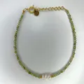 Détail des perles vert olive et trois perles d'eau douce sur une chaîne dorée - Style perle cristal facetté vert olive (Bracelet 25)