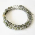 Dettaglio della collana girocollo in perline di labradorite con chiusura in argento regolabile - Colore acciaio
