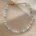 Détail du bracelet perlé avec pierres précieuses bleues, perles et fermoir doré - Style Perle d'Eau Douce Bleu Clair (D) / 17cm+3cm
