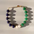 Détail d'un bracelet en perles naturelles avec lapis-lazuli et fermoir doré chic - Style perle baroque mixte bleu et vert (Bracelet 22)