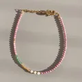 Détail de bracelet fait main avec pierres roses, perles vertes et perles d'eau douce - Style cristal facetté rose et vert (Bracelet 21)
