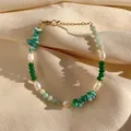 Détails macro de pierres naturelles, perles et billes dorées sur un bracelet de plage - Pierre concassée verte et perle d'eau douce naturelle (Bracelet O) / 17+3cm
