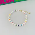 Détail d'un bracelet en perles baroques avec perles arc-en-ciel et breloque coeur - Style Perle d'Eau Douce Arc-en-ciel (A)
