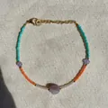 Detail van kralenarmband met paarse natuursteen, turkoois en gouden sluiting - Turkoois Oranje Witte Kralen Paarse Steen Stijl (G) / 17+3cm