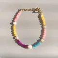 Détail de perles colorées et perles d'eau douce avec fermoir doré ajustable et chaîne - Perle facettée colorée et perle d'eau douce naturelle (Bracelet R) / 17+3cm