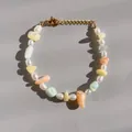 Détail du bracelet en perles et pierres colorées avec fermoir mousqueton doré et chaîne - Style Perle d'Eau Douce Arc-en-ciel (F)