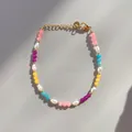 Détail macro du bracelet perlé coloré avec perles naturelles et fermoir mousqueton doré - Perle en pierre naturelle colorée et perle d'eau douce naturelle (Bracelet S) / 17+3cm