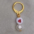 Orecchini a cerchio dorati con perline a cuore e perle sintetiche bianche - Stile Perla a Cuore