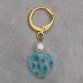 Eleganti orecchini dorati con ciondolo a cuore blu floreale e perla bianca - Stile Perla Fiore Cuore