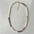 Collier en perles d'eau douce avec pierres précieuses et fermoir doré ajustable - Collier en pierres concassées foncées violettes et perles d'eau douce