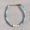 Détail du bracelet avec pierres naturelles bleu vert et perles d'eau douce blanches - Style perle baroque cristal facetté bleu vert (Bracelet 20)