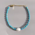 Détail du fermoir plaqué or 18k avec perles en pierre bleue et perle d'eau douce - Style turquoise cylindrique bleu vert (Bracelet 19)