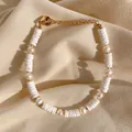 Détail de perles de nacre blanches et bracelet de perles d'eau douce sur tissu - Perle Heishi blanche et perle d'eau douce naturelle (Bracelet U) / 17+3cm