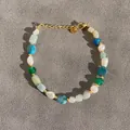 Vue détaillée du bracelet bohème avec pierres irrégulières, perles et chaîne d'extension - Pierre naturelle irrégulière multicolore (Bracelet V) / 17+3cm