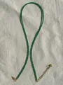 Detailopname van groene facetgeslepen kralenketting met verstelbare goudkleurige sluiting - Eén maat / Groene Kralenstijl (1 Halsketting)