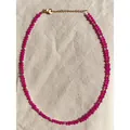 Collier en titane plaqué or 18 carats avec pierres naturelles magenta et perles dorées - 38+5cm / Perles Rondes Couleur Fruit du Dragon