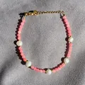 Bracelet artisanal en pierres roses et perles d'eau douce avec fermoir doré ajustable - Cristal mat rose et perle d'eau douce naturelle (Bracelet W) / 17+3cm